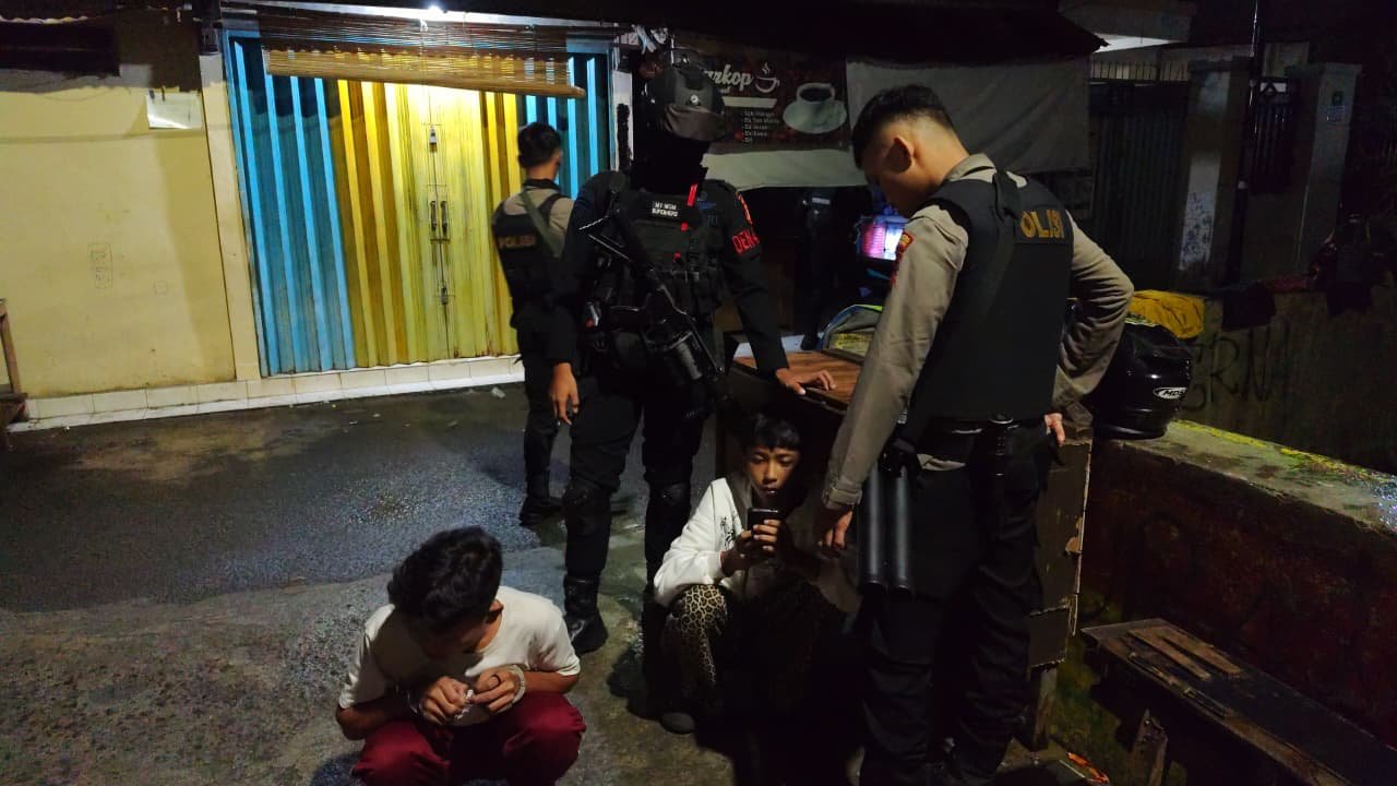 Patroli Gabungan Brimob–Polres Jaktim Sita Sejumlah Sajam, Rencana Tawuran Digagalkan