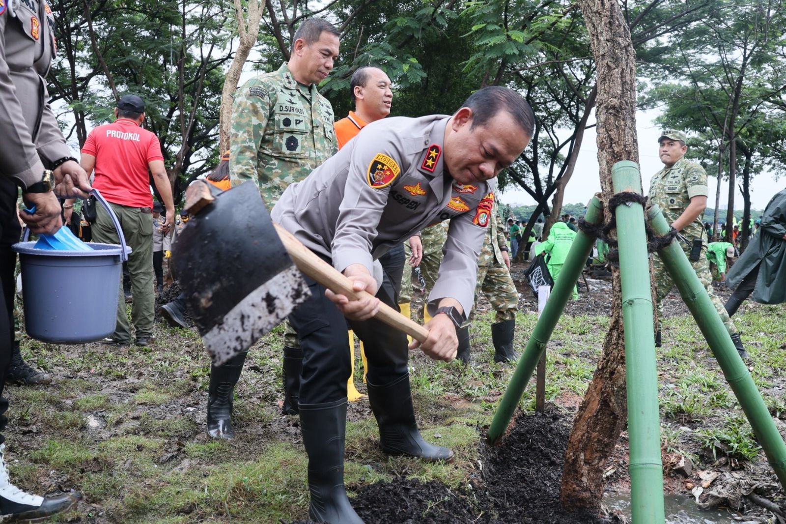 Berita Polri : Sebuah Kolaborasi TNI-Polri-Warga Jakarta bersih-bersih Waduk Cincin Papanggo; Pangdam dan Kapolda Turun Langsung.